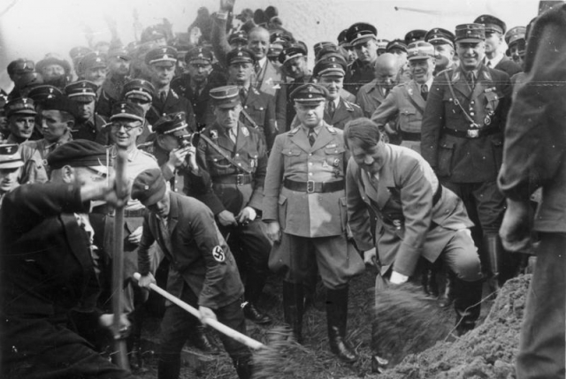 Zentralbild Adolf Hitler am 23. September 1933 beim ersten Spatenstich zum Reichsautobahnbau der Strecke Frankfurt/Main - Darmstadt-Mannheim, als Mittel zur Beseitigung der Arbeitslosigkeit.